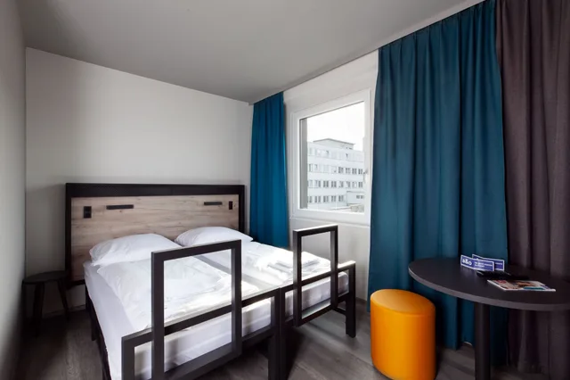 غرفة بسريرين منفصلين، A&O Frankfurt Ostend 1/2