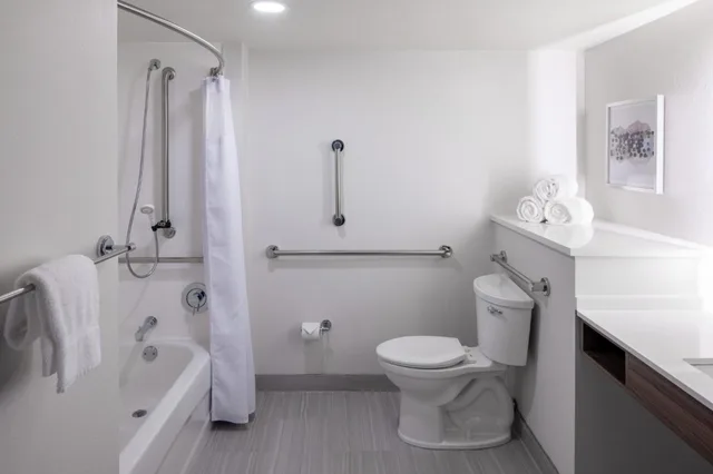 غرفة بسرير مزدوج بحوض استحمام لذوي الإعاقة، Crowne Plaza Atlanta NE - Norcross 4/6