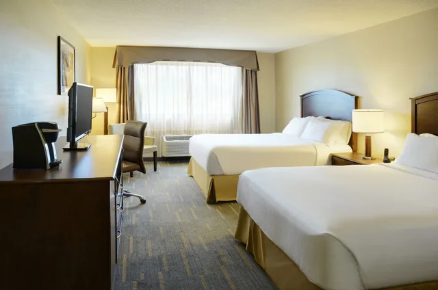 جناح بسريرين كوين بإطلالة على المسبح بغرفة نوم واحدة، HOLIDAY INN LETHBRIDGE 9/10