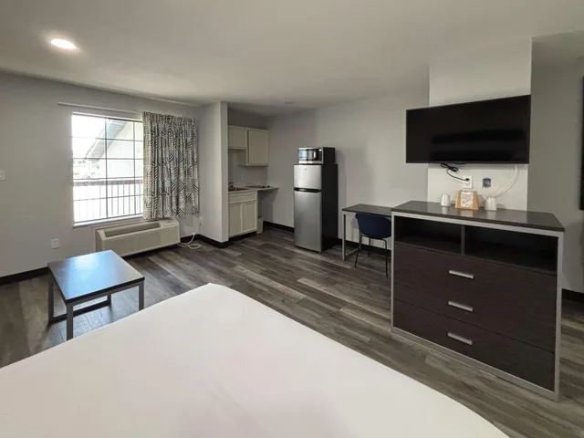 2 Queen Beds - Non-Smoking, Micfridge, Motel6 La Porte, TX 9/10