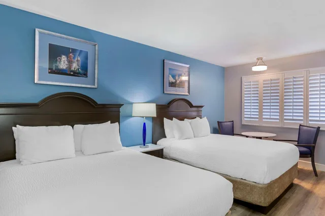 غرفة بسريرين كوين بحوض استحمام لذوي الإعاقة، Best Western Space Age Lodge 1/3