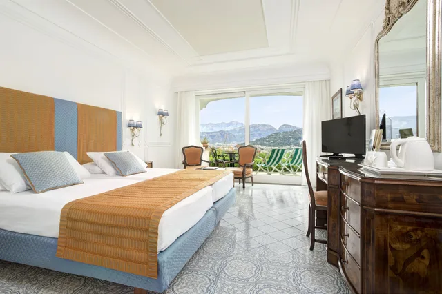 غرفة ديلوكس بسرير مزدوج أو سريرين منفصلين بشرفة، Grand Hotel Capodimonte 2/5