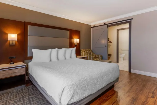 غرفة تنفيذية بسرير كينج، Best Western Plus Forest Park Inn 2/4