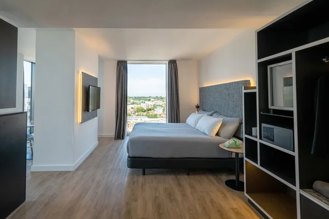 Town House, King Bed, Sofa، Innside by Melia Liverpool 2/4