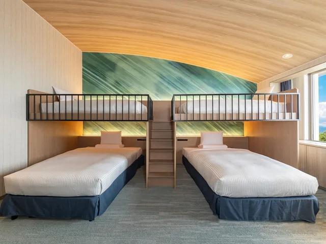 غرفة عائلية بأسرّة بطابقين مع أريكة، IZUMIGO KIYOSATO KOGEN HOTEL 1/5