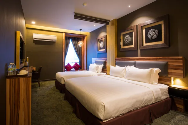 غرفة ديلوكس ثلاثية بسرير مزدوج وسرير فردي، Asiatic Hotel 1/2