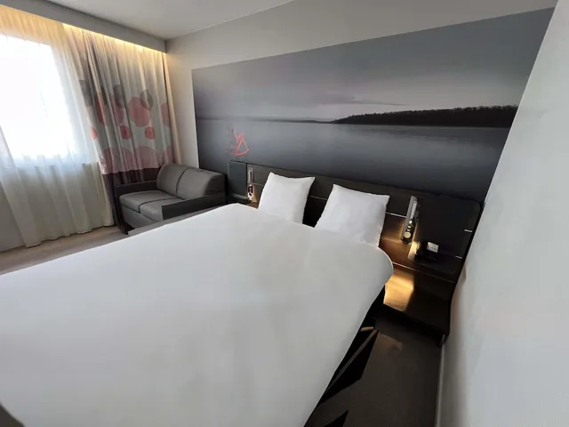 غرفة كلاسيكية بسرير مزدوج وسرير فردي بإطلالة على المسبح، NOVOTEL LIMOGES LE LAC 8/10