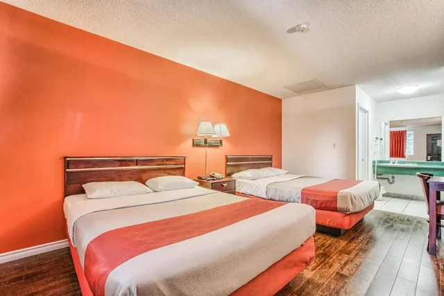 غرفة قياسية بسريرين كوين، Motel6 Windsor ON 2/8