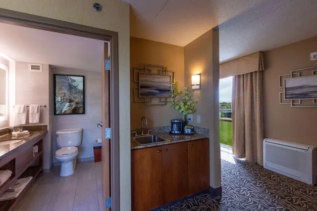 جناح بسرير كينج بشرفة بغرفتي نوم، DoubleTree by Hilton Hotel Bay City - Riverfront 4/6