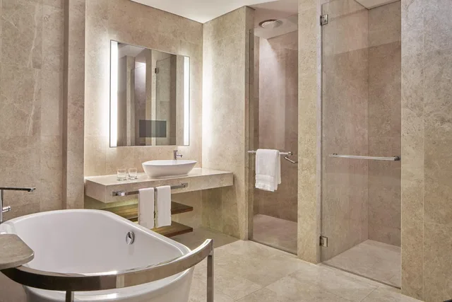 Junior Suite, King Bed, Club Lounge Access, The Westin Singapore 2/2
