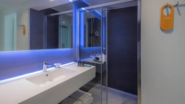جناح جونيور بسريرين منفصلين بإطلالة على البحر بشرفة مع أريكة، Bluesun Hotel Berulia 1/1
