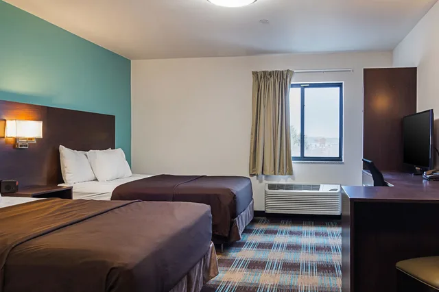 Efficiency, Basic, 2 Queen Beds، Suburban Studios Monaca - Pittsburgh 2/3