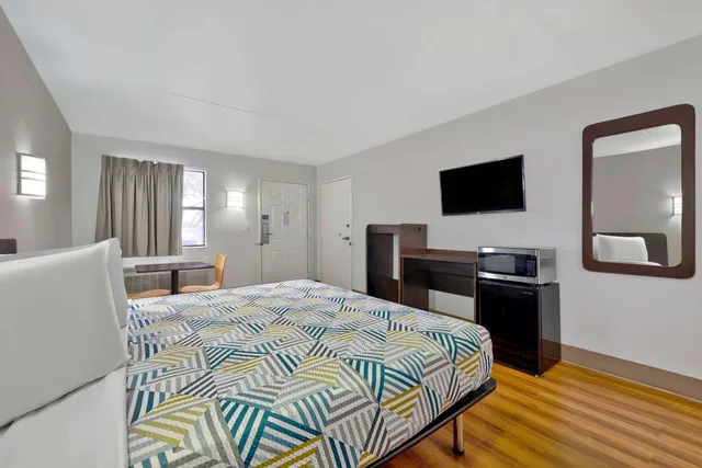 1 King Bed Mobility Accessible Tub Smk، Motel6 Plano, TX - Plano Northeast 3/7