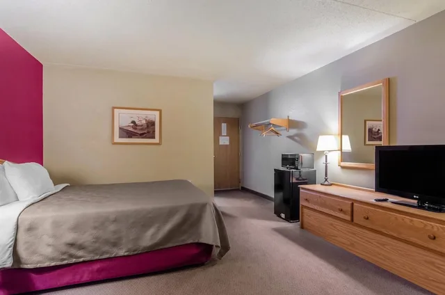 غرفة قياسية بسرير كوين مع أريكة، Rodeway Inn Hesston, KS 4/10