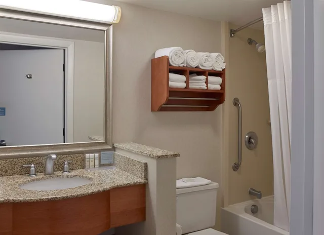 Room, King Bed, Hampton Inn-Portland Airport 1/1