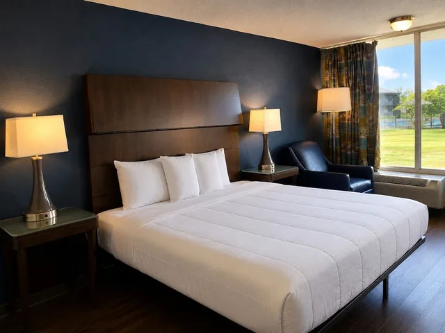 غرفة بسرير كينج بمطبخ صغير، Hotel Cartersville, GA 7/10