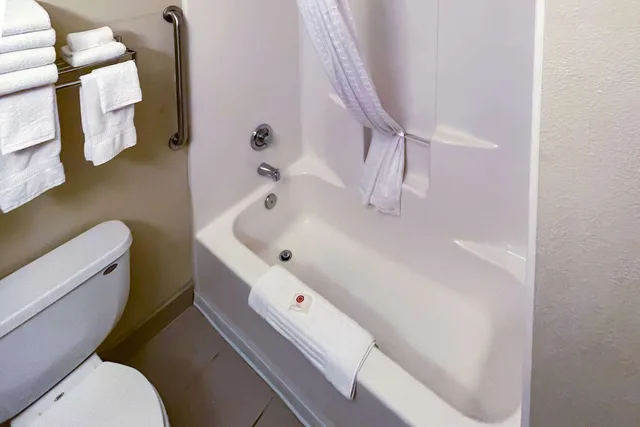 غرفة بسرير كينج، Comfort Inn Midtown 4/4