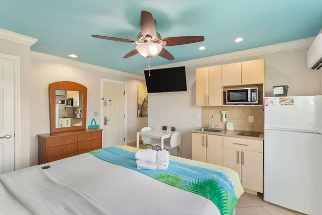 Suite, Queen Bed, Bay Front, Balcony، Bayview Plaza Waterfront Resort 1/4