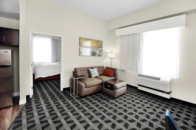 جناح بسرير كوين بغرفة نوم واحدة مع أريكة لذوي الإعاقة، TOWNEPLACE SUITES GROVE CITY MERCER/OUTLETS 4/5