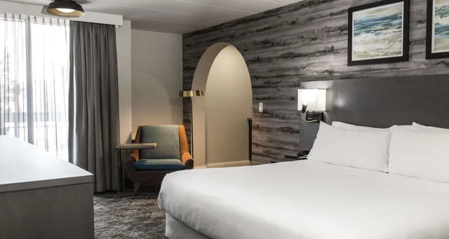غرفة قياسية بسرير كينج بشرفة، Best Western Parkway Hotel Toronto North 7/10