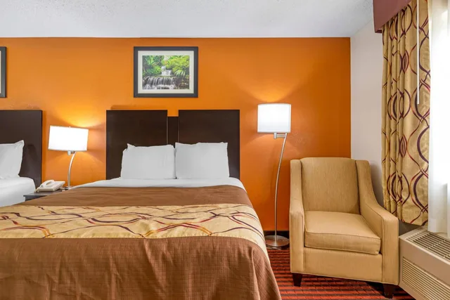 غرفة بسرير كوين، Rodeway Inn Coopersville, MI 2/6