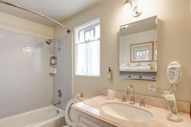 Room, 2 Double Beds, Two Extra Beds، The Tides Laguna Beach 3/3