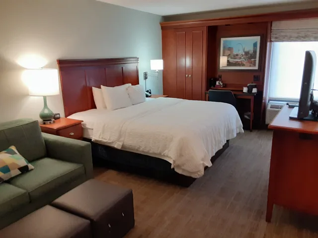 غرفة بسرير كينج مع أريكة، Hampton Inn St. Louis - Westport 6/9