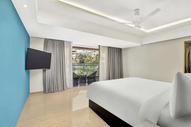 غرفة بريميوم بسريرين منفصلين بإطلالة على المسبح، Radisson Resort Goa Baga 5/8