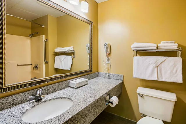 غرفة بسريرين مزدوجين، Quality Inn Fairmont 4/4