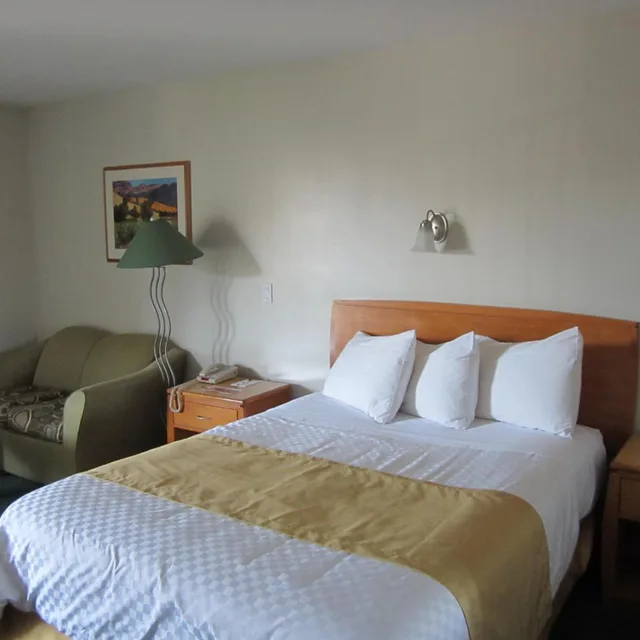 Room, King Bed, Queen Bed, Ramada Limited - Merritt 4/10