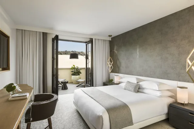 جناح بسرير كينج بشرفة، Kimpton La Peer Hotel 1/8