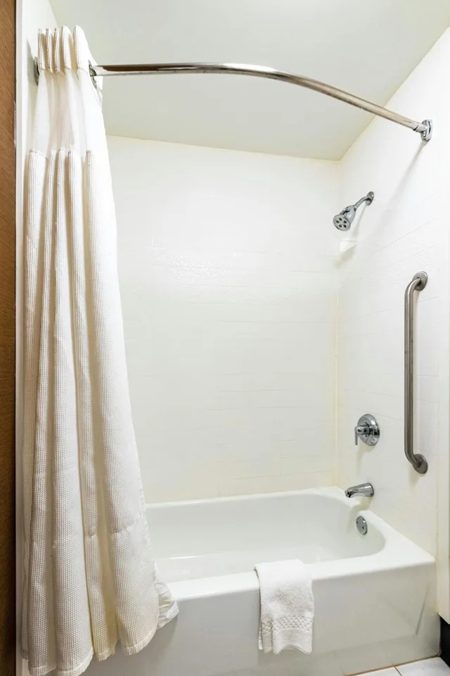 غرفة بسريرين كوين بحوض استحمام لذوي الإعاقة، Fairfield Inn by Marriott Battle Creek 5/7