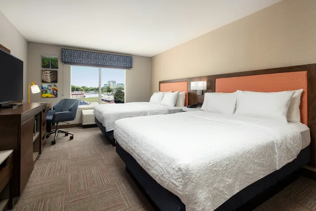 Room, 2 Queen Beds, Hampton Inn by Hilton Green Bay Stadium 1/4