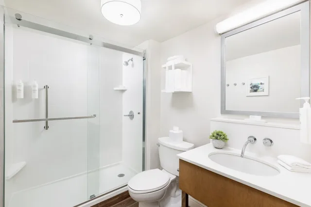 غرفة بسرير كينج مع أريكة، Hampton Inn Long Island-Islandia 5/6