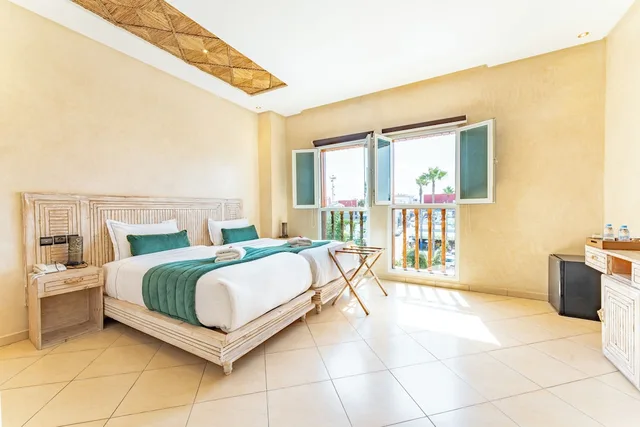 غرفة رباعية بسرير مزدوج وسريرين منفصلين بغرفتي نوم، Chateau Eden el Rouh And Spa 1/3