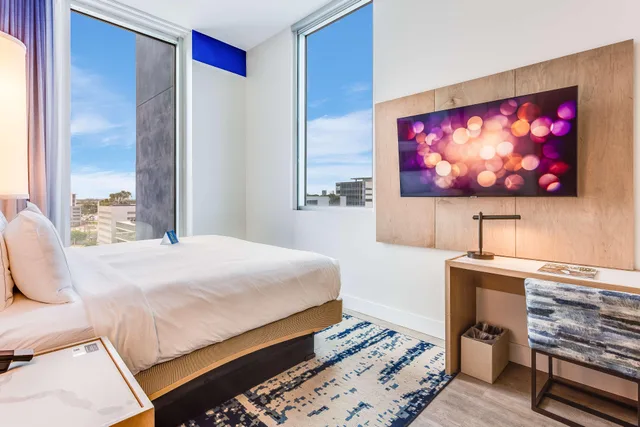 Compact, Guest Room, King Bed، Serena Hotel Aventura Tapestry Collection by Hilton 1/3