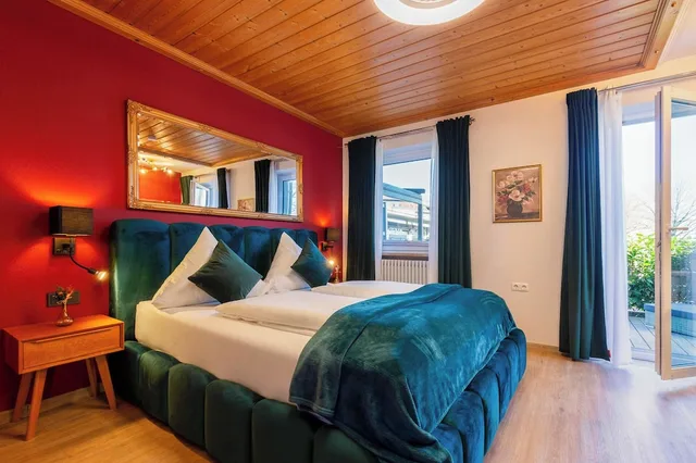 غرفة قياسية بسرير كوين بإطلالة على البحيرة بشرفة، Hotel Schlossblick Chiemsee 3/5