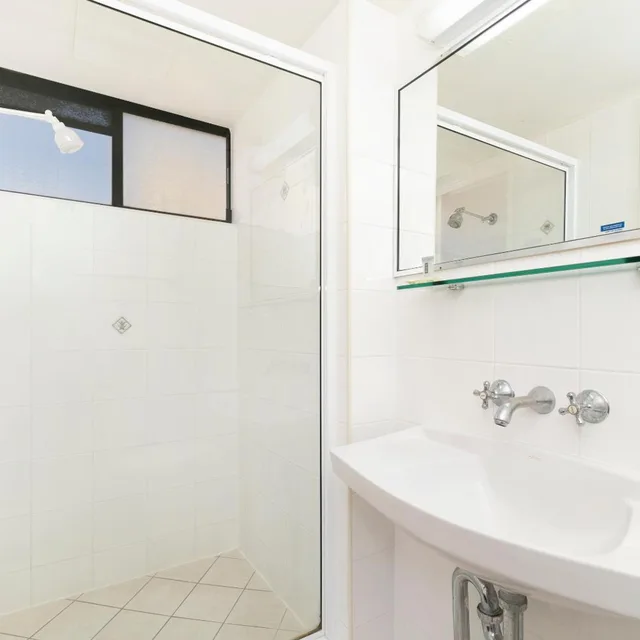 2 Bedroom Budget Apartment, Astor Apartments 7/10