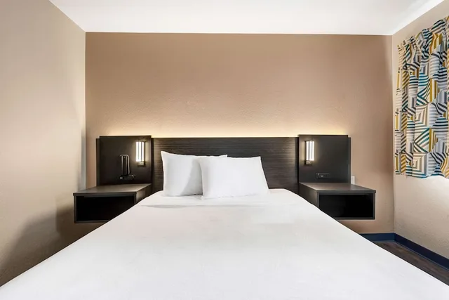 غرفة بريميوم بسرير مزدوج لذوي الإعاقة، Motel6 Kirkland, WA - North Kirkland 4/8