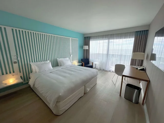 غرفة سوبيريور بسريرين منفصلين بإطلالة على البحر بشرفة، Radisson Blu Resort Spa Ajac 4/10