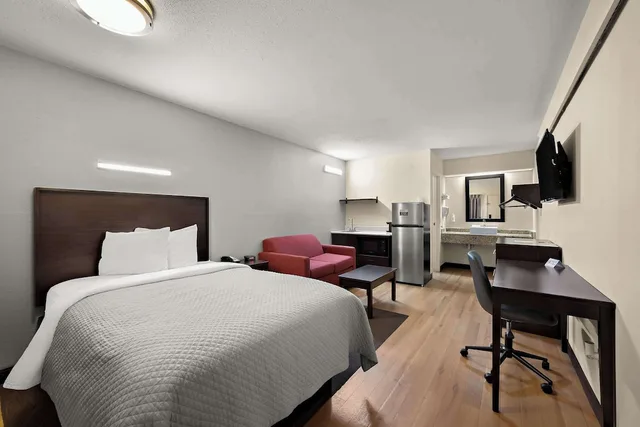 غرفة قياسية بسرير كوين، Suburban Studios Peoria, IL 1/1