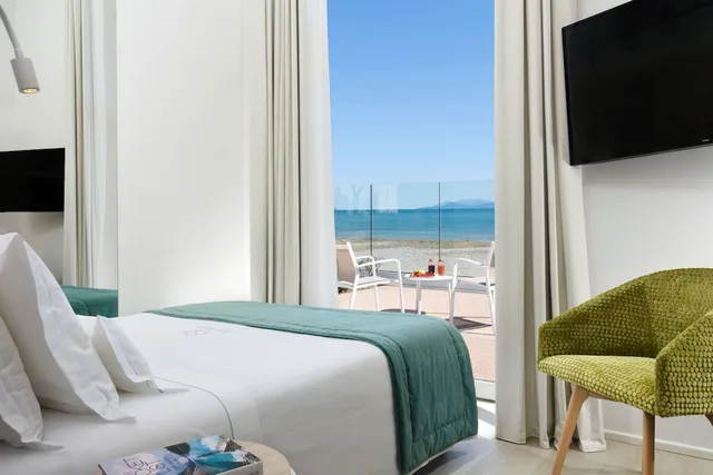 جناح بسريرين كوين بإطلالة على البحر بغرفتي نوم بحوض جاكوزي، The Sense Experience Resort - Preferred Hotels & Resorts 2/5