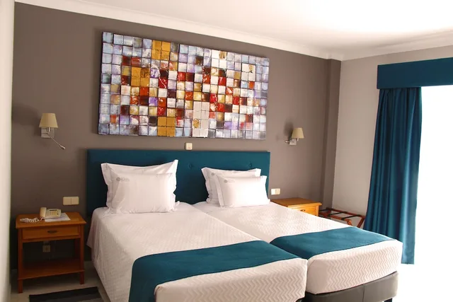 Room, Twin Beds, Pool View, Belavista da Luz 5/7