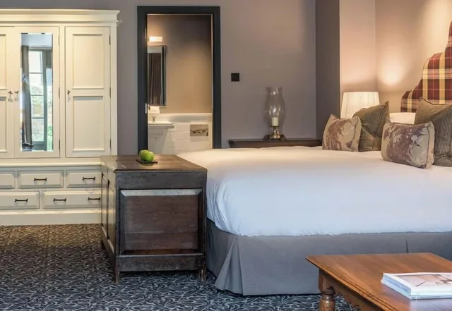Open Plan, Courtyard, Suite, King Bed, Sofa، The Lygon Arms 2/4