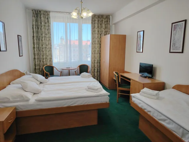 غرفة بسرير مزدوج أو سريرين منفصلين مع سرير إضافي، Legie Hotel 2/10
