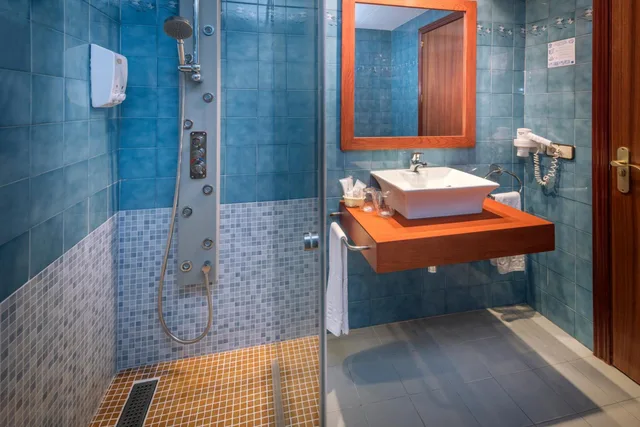 غرفة بسريرين منفصلين بشرفة، GHT Neptuno Venus & Spa 10/10