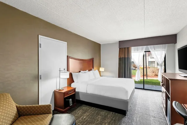 غرفة قياسية بسرير كينج، Clarion Inn North Haven - New Haven North 2/4