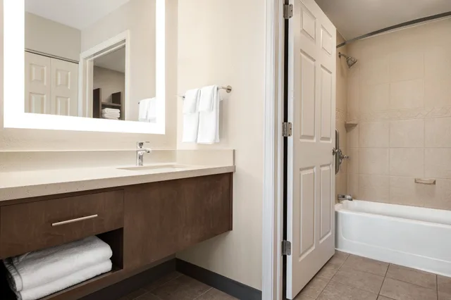 غرفة قياسية بسرير كوين بمطبخ، Staybridge Suites Oklahoma City-Quail Springs 1/2