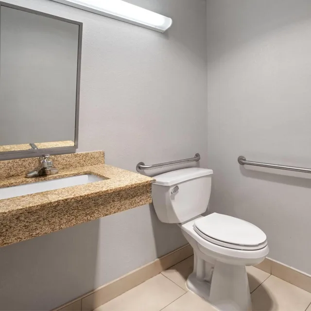 غرفة بسرير كوين بحوض استحمام لذوي الإعاقة، Microtel Inn Suites By Wyndham Albany Airport 5/5