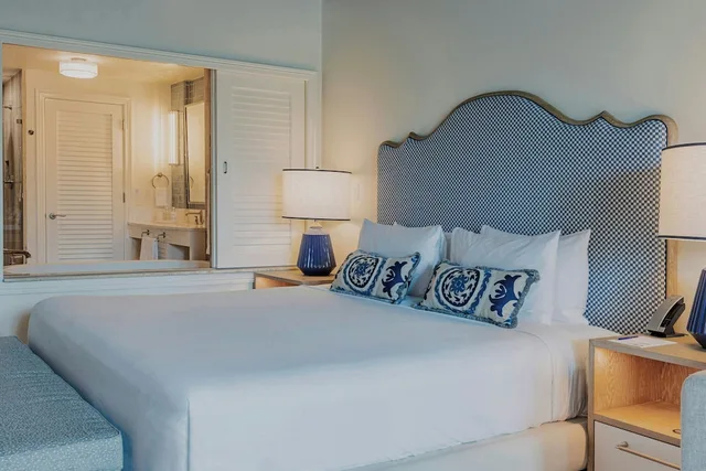 غرفة بسرير كينج بإطلالة على المسبح بشرفة مع أريكة، The Seagate Hotel Spa 1/6